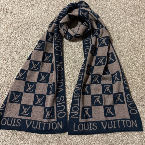 Louis Vuitton Scarf - Picture 6 of 8